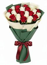 Букет Микс из красных и белых роз в Знаменске