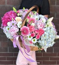 Цветочная композиция из Розы, Хризантемы, Пионы и Лизиантусы в корзине в Знаменске