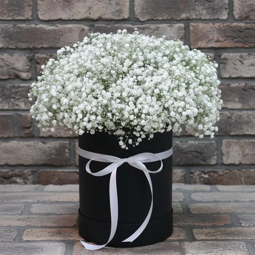 Цветочная композиция из Гипсофила в шляпной коробке в Знаменске