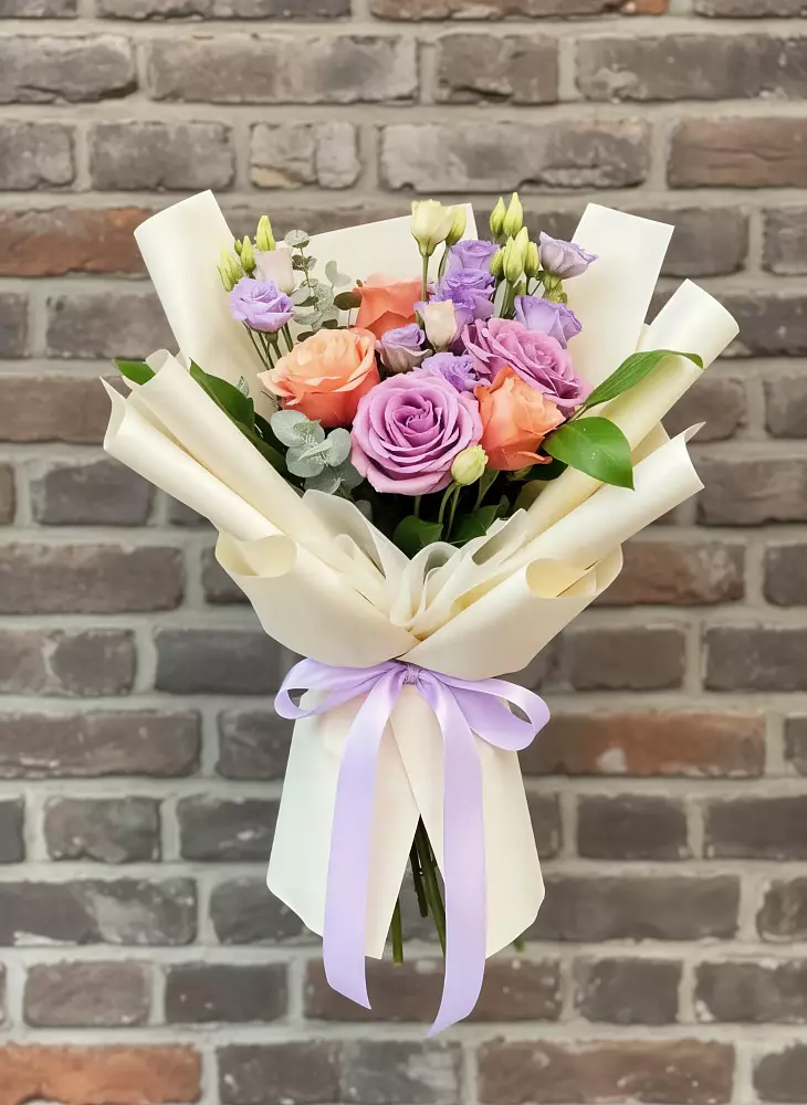 Букет цветов из: Лизиантусы и Розы в Знаменске