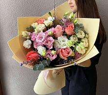 Букет цветов из:  Розы, Лизиантусы и Гвоздики #REPLACE_PRED# Знаменске
