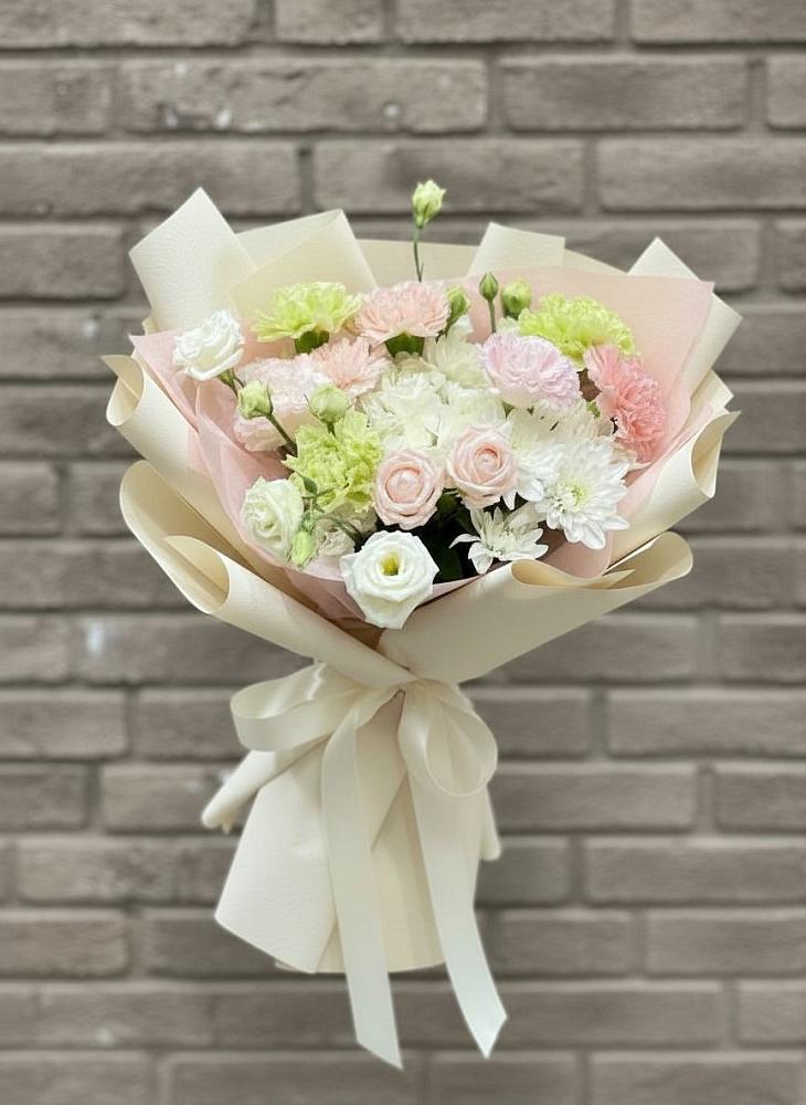 Букет цветов из: Гвоздики, Розы, Лизиантусы и Хризантемы в Знаменске