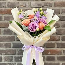 Букет цветов из:  Лизиантусы и Розы в Знаменске