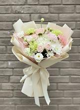 Букет цветов из:  Гвоздики, Розы, Лизиантусы и Хризантемы в Знаменске