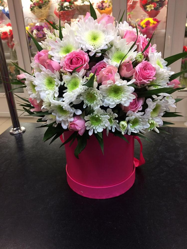 Цветочная композиция из Розы и Хризантемы в шляпной коробке в Знаменске