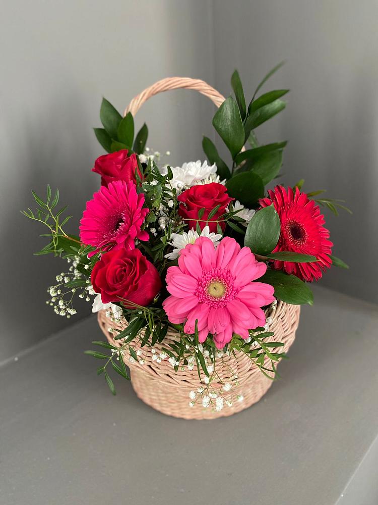 Цветочная композиция из Розы, Хризантемы и Герберы в корзине в Знаменске
