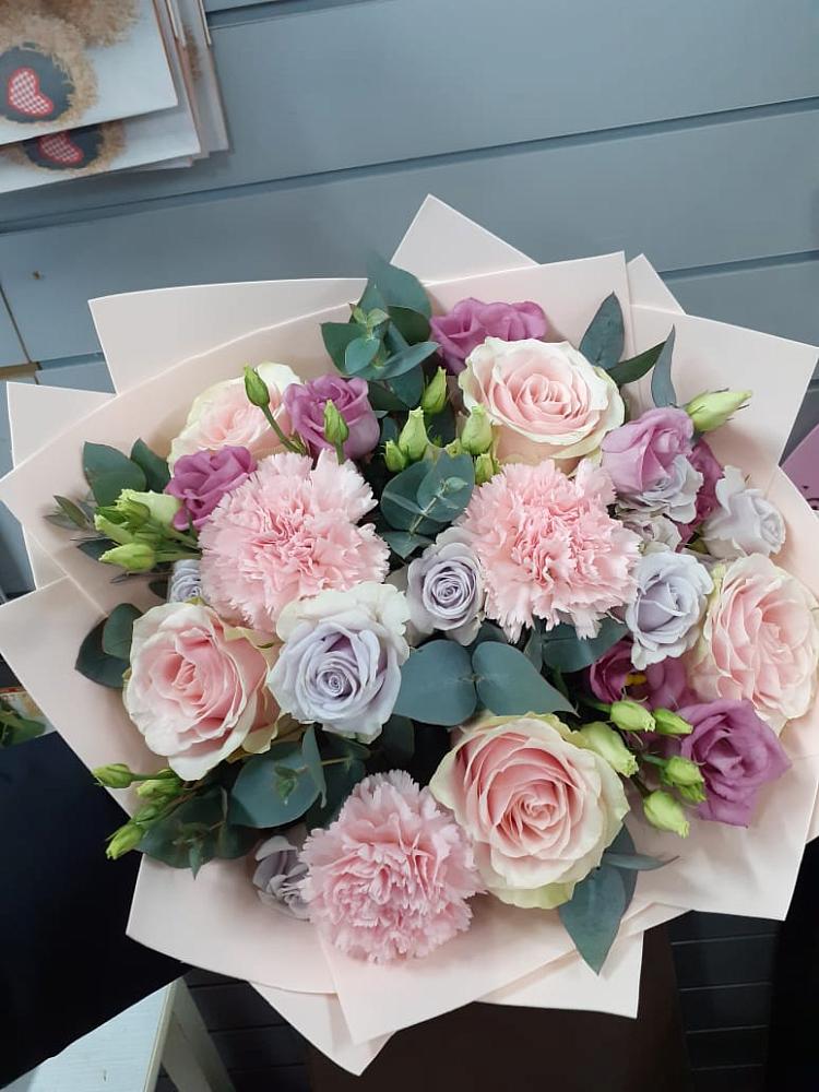 Букет цветов из: Розы, Гвоздики и Лизиантусы в Знаменске