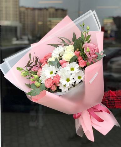 Букет цветов из: Розы, Лизиантусы и Хризантемы в Знаменске