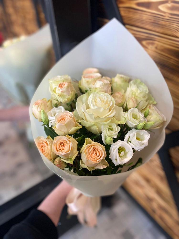 Букет цветов из: Розы и Лизиантусы в Знаменске